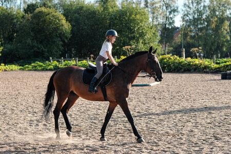 Einsames Girl Reitet Auf Einer Holzfigur Einsames Girl Reitet Auf Einer Holzfigur